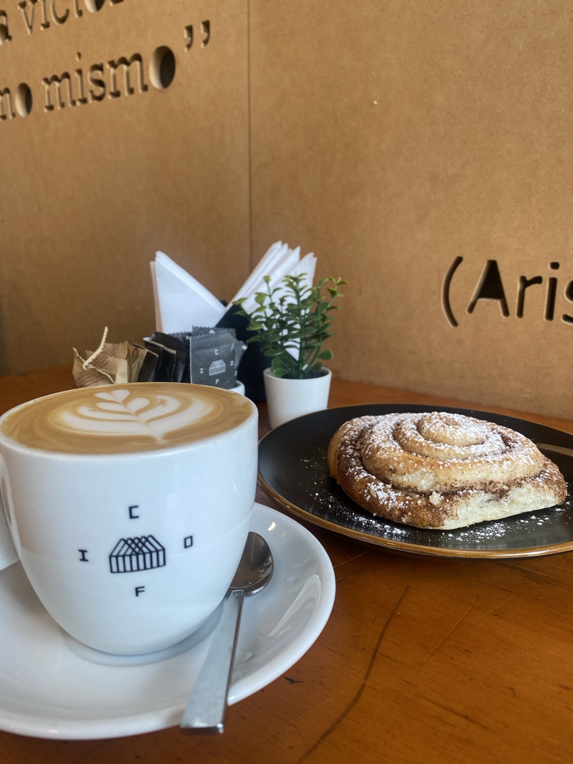 Café y rollo de canela servidos en COFI